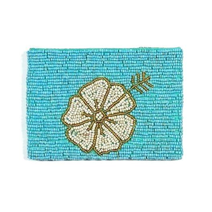 Boucles d'oreilles Huggie de luxe brodées Hibiscus Crème, Mini porte-monnaie à fermeture éclair style classique, Bijoux floraux perlés, Étiquettes et cartes - Product Image 1