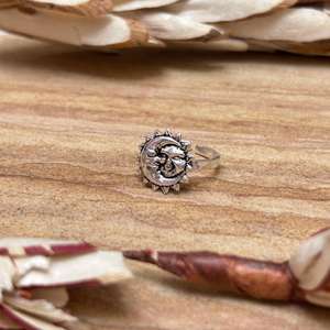 Anillo de latón bohemio con diseño de sol para mujer, acabado plateado oxidado, diseño de sol celestial, uso diario, venta al por mayor - Product Image 2