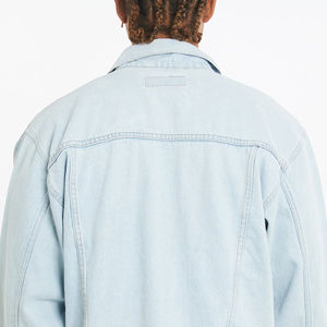 Chaqueta de Mezclilla Azul Claro para Hombre, Estilo Casual Clásico, con Logotipo Personalizable, Ajuste Cómodo, Disponible en Todas las Tallas - Product Image 4