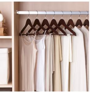Cintres en bois durables avec crochets en acier inoxydable de qualité supérieure et logo personnalisé - Product Image 2
