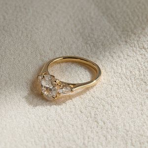 Bague de fiançailles en or avec diamant de laboratoire taille ovale, trois pierres, pierre latérale en forme de poire, bague de mariée de luxe - Product Image 2