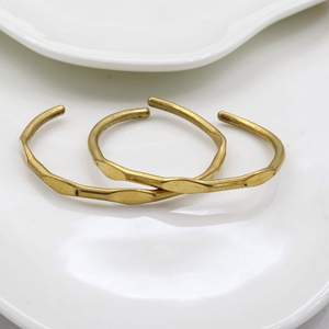 Bracelet manchette en laiton plaqué or, design ouvert classique, bijoux unisexe réglables - Product Image 1