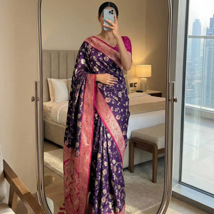 Sari en soie Banarasi élégant avec un design de pallu contrastant - Product Image 1