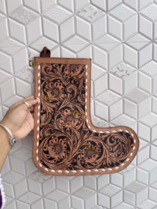 Nouveauté : Chaussette de Noël en cuir artisanal pour la famille, à suspendre au sapin ou au foyer, et sac cadeau pour la décoration de fête - Product Image 3