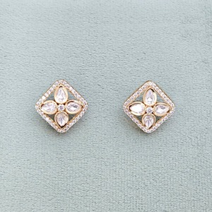 Designer Kundan Classic Tops avec plaqué or Boucles d'oreilles pendantes à la mode - Product Image 2