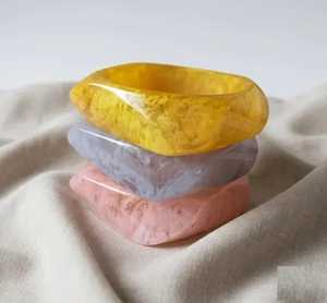 Bracelets en résine écologiques et tendance de fournisseur indien, motifs uniques, ajustement confortable, accessoires de mode de Noël pour la vente au détail - Product Image 6