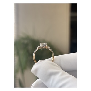 Bague de fiançailles élégante en or 14 carats avec diamant de laboratoire taille radiant floral de 2,20 carats, sertie à griffes sur une monture fendue, bijou de mariage de luxe - Product Image 2