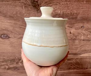 Tarro de Almacenamiento Clásico Esmaltado a Mano con Tapa, Silueta Curva Suave, Elegante Organizador de Encimera, Guarda Alimentos Atemporal para Cocina - Product Image 3