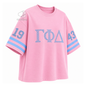 Camiseta de mujer Gamma Phi Delta con pedrería brillante, letras griegas, cuello redondo, manga a rayas, corte holgado y estampado gráfico, en rosa y azul - Product Image 2