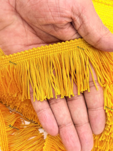 Cadena de encaje con flecos y borlas doradas – Adorno para coser en ropa, accesorios de disfraces, manualidades DIY y decoración del hogar - Product Image 6