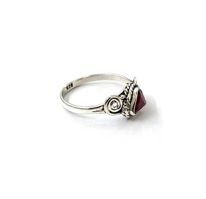 Anillo de Rubí de Diseño Moderno y Elegante Hecho a Mano (2.1 Gramos) Plata 925 Joyería Antideslustre para Uso Diario, Regalo para Ocasiones Especiales - Product Image 3