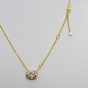 Colgante Solitario con Bisel de Corte Cojín de Diamante Cultivado en Laboratorio OEM/ODM con Cadena Delicada, Elegante y Minimalista, Colgante de Oro de 18K y 22K - Product Image 4