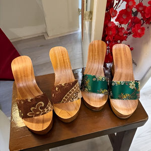 Sabots en bois faits à la main avec sangle en tissu pour la mode, les costumes et les spectacles - Product Image 5