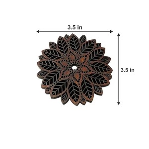 Posavasos de madera con forma floral para añadir un toque estético y decorativo a la mesa de oficina, hechos a mano en India. - Product Image 3