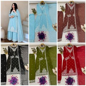 Conjunto de traje Sharara con bordado de lentejuelas de 5 mm Heavy Crush, con top y Sharara completamente cosidos, y Dupatta con forro interior de microalgodón de diseño. - Product Image 4