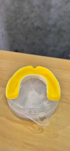 Protège-dents respirant en caoutchouc Zee Sport pour adultes/juniors avec étui pour boxe, basketball, lacrosse, football, MMA, arts martiaux - Product Image 2