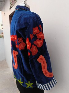 เสื้อโค้ทสีน้ำเงินกรมท่า ตกแต่งด้วยลายปักดอกไม้รูปหัวใจด้วยเทคนิค Punch Needle อย่างประณีต ดึงดูดสายตาด้วยดีไซน์ลายดอกไม้รูปหัวใจแบบนามธรรม - Product Image 6