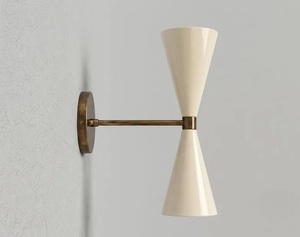 Applique murale double cône moderne du milieu du siècle, crème, en laiton géométrique, pour décoration intérieure de salon - Product Image 1