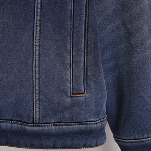 เสื้อแจ็คเก็ตยีนส์ลำลองผู้ชาย สีเดนิมฟอกกลาง ผ้าฝ้าย 98.5% ผ้ายืด 1.5% ซับในเชอร์ปา สวมใส่สบาย พร้อมรับผลิตแบบ Private Label - Product Image 5