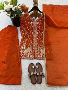 Ensemble Kurti en soie Fendy richement brodé avec palazzo et dupatta fantaisie – Tenue ethnique élégante pour femme - Product Image 6