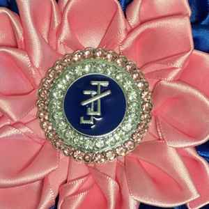 Broche en satin ornée de fleurs JJOA, épinglette de la sororité Jack and Jill, accessoire de bijouterie, cadeau pour les membres de la confrérie grecque - Product Image 2