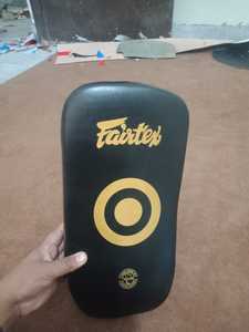 แผ่นรองเตะมวยไทย Fairtex หนังแท้ปรับแต่งได้ ปี 2026 สำหรับการฝึกมวยไทย มวยสากล MMA และคิกบ็อกซิ่ง พร้อมตัวเลือก OEM - Product Image 1
