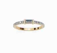 Bague de fiançailles luxueuse pour femme, sertie d'un diamant taille émeraude central et de pierres latérales, dans un monture en or jaune