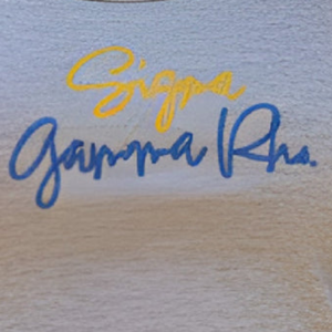 เสื้อกล้ามครอป Sigma Gamma Rho สีเทา เสื้อออกกำลังกายแขนกุดสำหรับผู้หญิง เสื้อผ้าลำลองสำหรับชมรมนักศึกษา เสื้อฟิตเนสลายตัวอักษรกรีกแบบสั่งทำ - Product Image 4