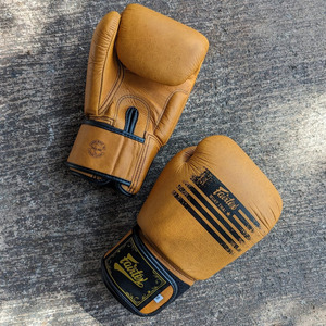 Gants de boxe en cuir véritable marron vintage de qualité supérieure, imprimés rayés, pour entraînement professionnel, Muay Thai, sparring, avec fermeture auto-agrippante - Product Image 4