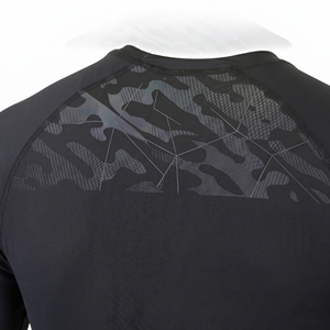 เสื้อแรชการ์ดแขนยาวสำหรับผู้ชาย ยี่ห้อ Askar Wear ลายพิมพ์ซับลิเมชั่น แห้งเร็ว สีดำ เทา ลายคาร์บอน พร้อมโลโก้ด้านหน้า - Product Image 4