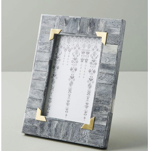 Cadre photo en os incrusté, rectangulaire, à fixer au mur, orientation verticale, design rayé gris et blanc - Product Image 4