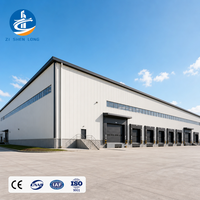 Niveleur de quai intégré en structure acier préfabriquée, entrepôt blanc PEB pour la logistique et la distribution avancées