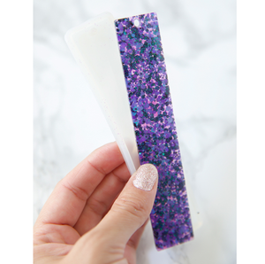 Marque-page carré en résine époxy artisanale avec paillettes violettes à prix abordable - Product Image 1