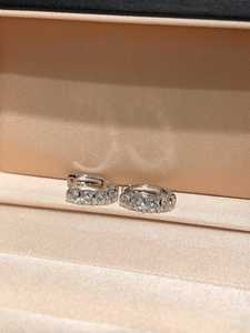 Magnifiques boucles d'oreilles Huggie en moissanite à coupe ronde, en argent sterling 925, bijoux fins pour femmes, cadeau pour mariage et fiançailles - Product Image 6