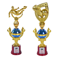 Coupe de trophée de championnat finition or premium avec poignées ornementales, couronne sur le dessus et design décoratif pour les compétitions sportives