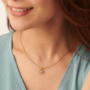 Collier papillon sculpté en diamant avec des ailes ouvertes fluides et un design d'accentuation scintillante incurvée - Product Image 4