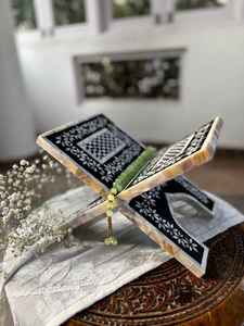 Support de Coran en résine avec calligraphie arabe dorée et finition noire brillante, porte-livre religieux décoratif - Product Image 5