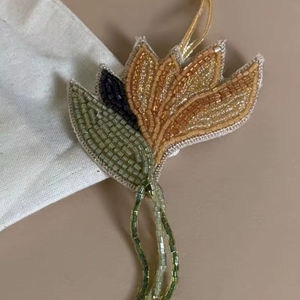 Breloque de sac brodée à la main en perles de rocaille, porte-clés cadeau, breloque de sac colorée en perles brodées par Glowin Fashion - Product Image 1