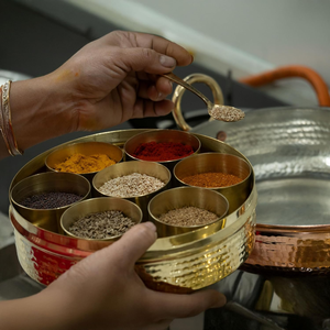 Caja de Especias Masala de Latón, Juego Masaladani para Almacenamiento en la Cocina, Contenedor con Tapa y Estante para Especias, Hierbas y Utensilios de Cocina - Product Image 4