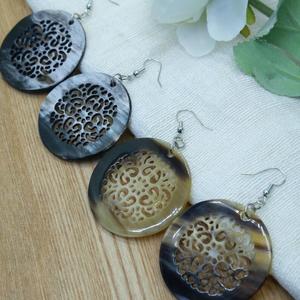 Boucles d'oreilles circulaires en corne de buffle sculptée, motif floral, écologiques, artisanales, modernes, naturelles, pour femmes, usage quotidien - Product Image 6