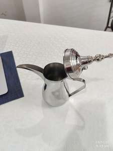 Artículo de diseño tradicional árabe llamado cafetera o Dallah, hecho de metal fino de calidad de exportación. - Product Image 3