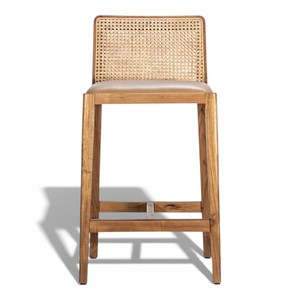 เก้าอี้บาร์ไม้สักแท้สไตล์โมเดิร์นกลางศตวรรษ พร้อมพนักพิงหวายธรรมชาติและเบาะหนังเทียม สำหรับเคาน์เตอร์ครัวและร้านกาแฟ - Product Image 1