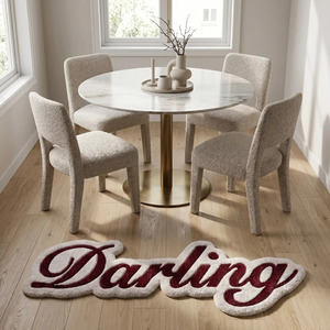 Tapis décoratif doux et unique Darling, tufté à la main, avec typographie et motif script bordeaux, pour la décoration de chambre et de salon - Product Image 4