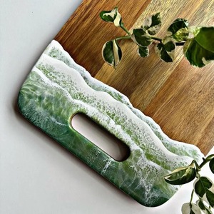 Tabla de Cortar de Madera Personalizable en Oferta, Rectangular con Incrustaciones de Resina Azul, Diseño Antideslizante - Product Image 5