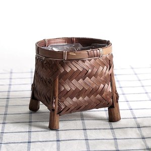 Cesta de bambú hecha a mano con materiales naturales que ofrece una solución de almacenamiento duradera para la organización del hogar y decoración. - Product Image 1