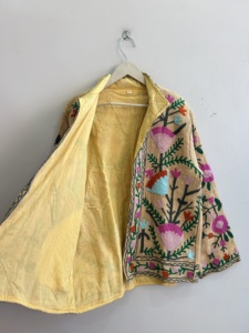 Chaqueta de mujer bordada a mano estilo Suzani tradicional india, abrigo bohemio de algodón. - Product Image 5