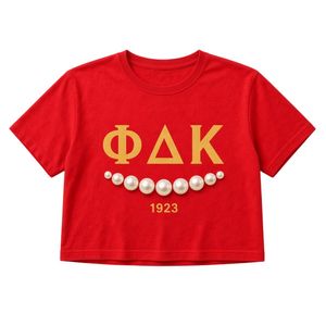 Camiseta Corta Roja PDK para Mujer, Logotipo Griego Bordado en Dorado, Detalle de Perlas 1923, Cuello Redondo, Manga Corta, Estilo Casual - Product Image 2