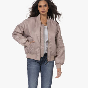 Chaqueta Varsity Personalizada, Chaqueta Bomber Urbana para Hombre, Chaqueta Oversize de Poliéster Negro Satinado para Mujer, Chaqueta Acolchada Gruesa - Product Image 1