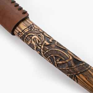 Haches Viking Personnalisées Faites à la Main avec Fourreau en Cuir Acier Damas Vente en Gros avec Manche en Bois et Fourreau en Cuir Fin - Product Image 4