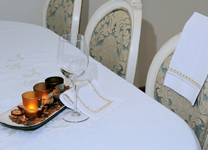 Set de table en lin Pop Art avec bordures géométriques brodées, conçu pour les tables à manger élégantes et artistiques. - Product Image 1